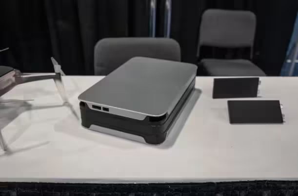 5分钟可满电！全球首款可量产全固态电池亮相 在2026年CES展会上，芬兰初创公