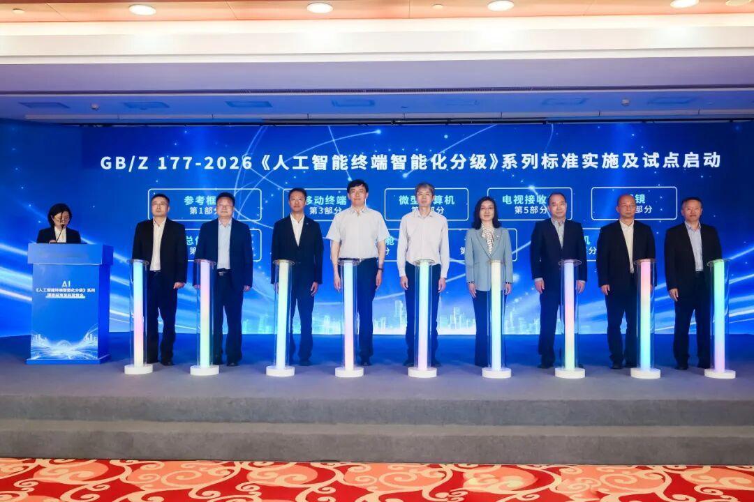 三次引领PC变革！这家企业凭实力给AI终端定标准

买AI电脑最怕啥？参数看