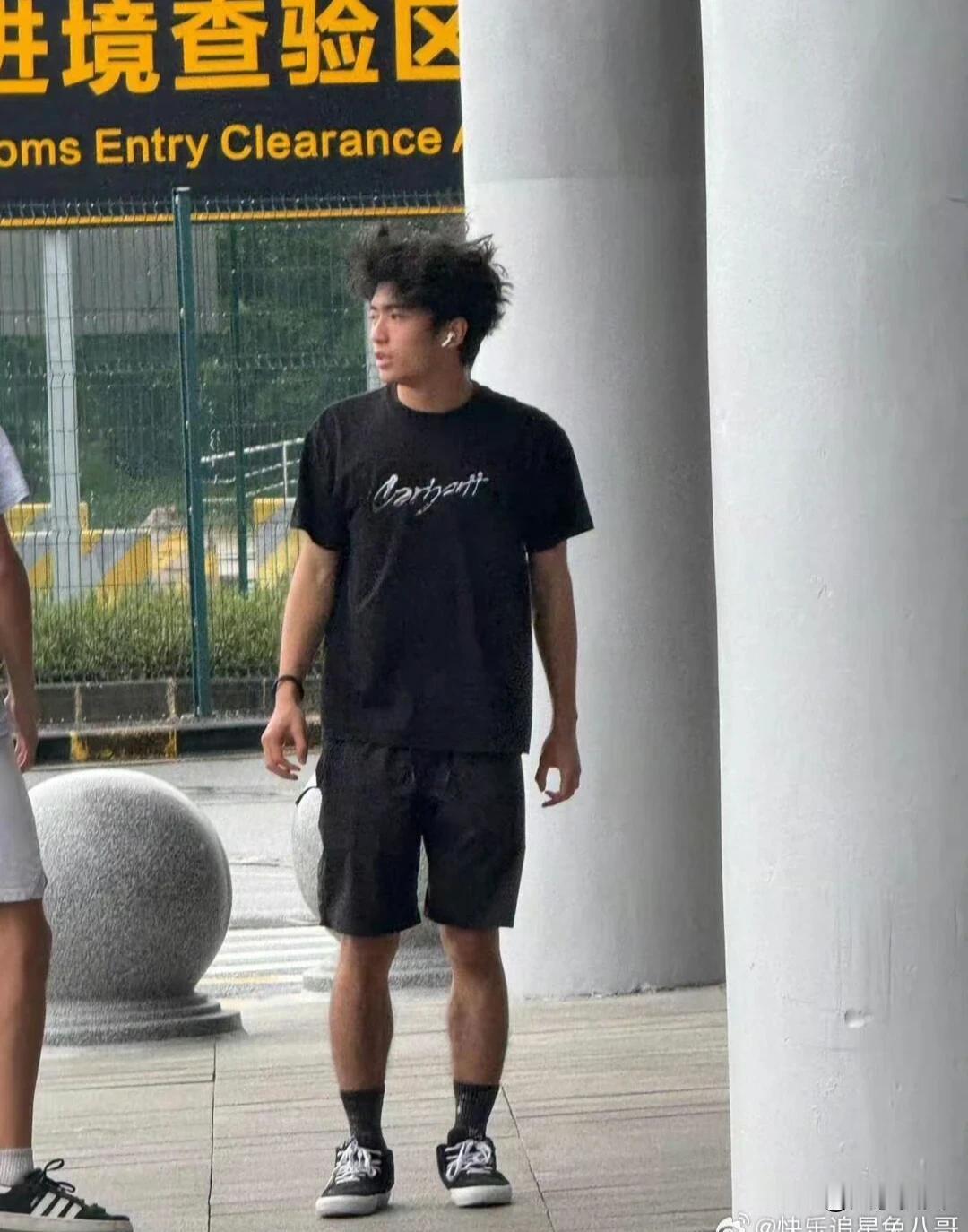 谢霆锋带大儿子迪拜度假，父子俩看起来差不多高，插兜逛街走路神同步。 ​