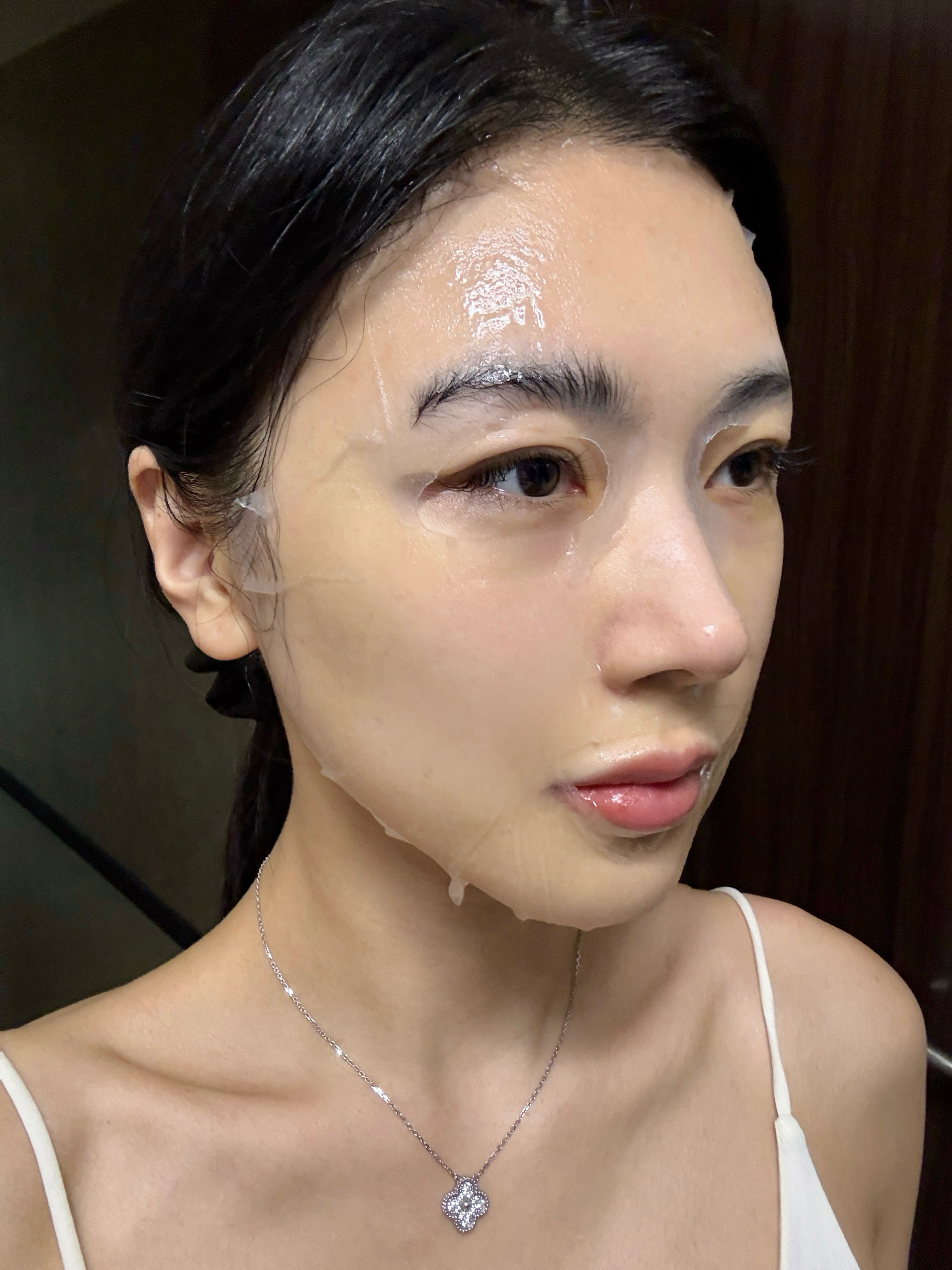 海宝莉真的是我扎完水光最爱用的面膜…膜布大，还服帖，还不粘，精华也不会滴的哪都是