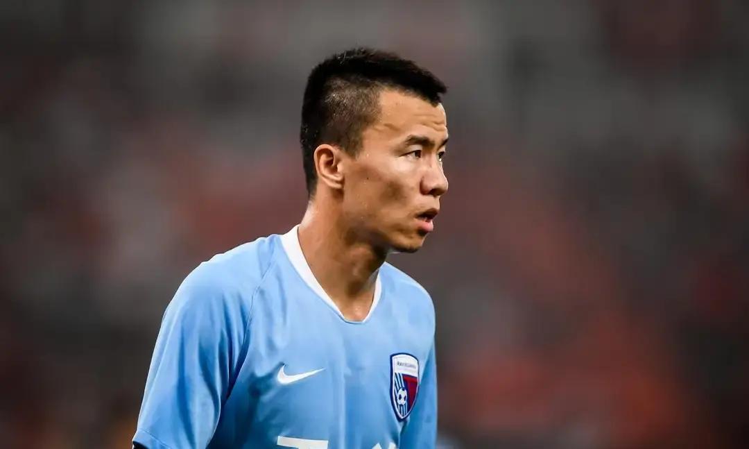 2015年，泰达突然砸6600万抢下当红国脚孙可，惊掉全国下巴。
钱不是泰达掏