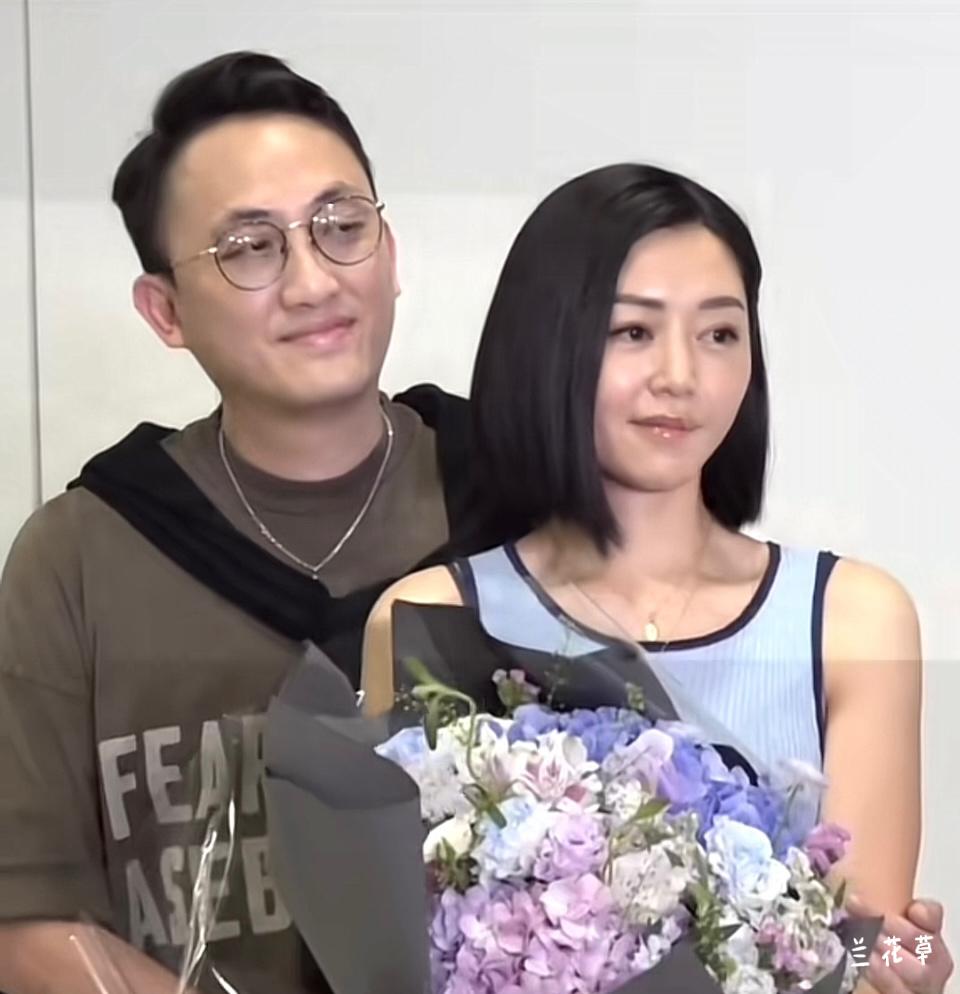 百花奖影后、香港演员卫诗雅与老公在机场同框，十分的温馨。