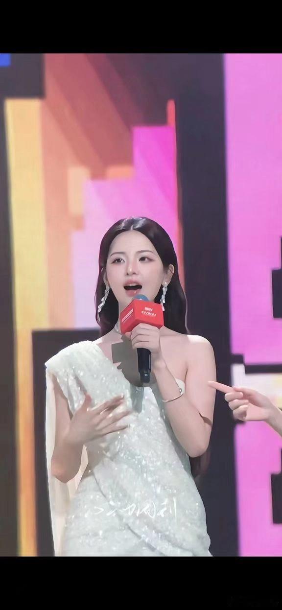 贺峻霖杨超越合唱开场曲 两人的合唱氛围感很舒服，作为开场一下子就把晚会的氛围带动