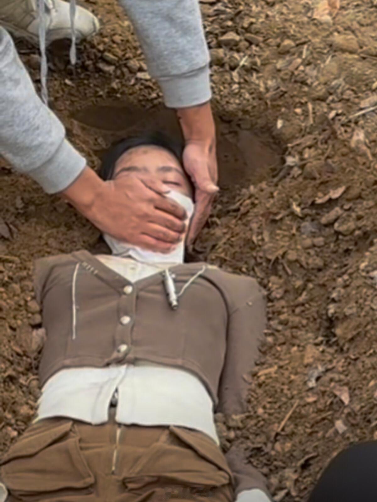 其实我觉得这种镜头没必要拍，演员招罪，观众看了也不适；拍个坑镜头，拍个尸体镜头，