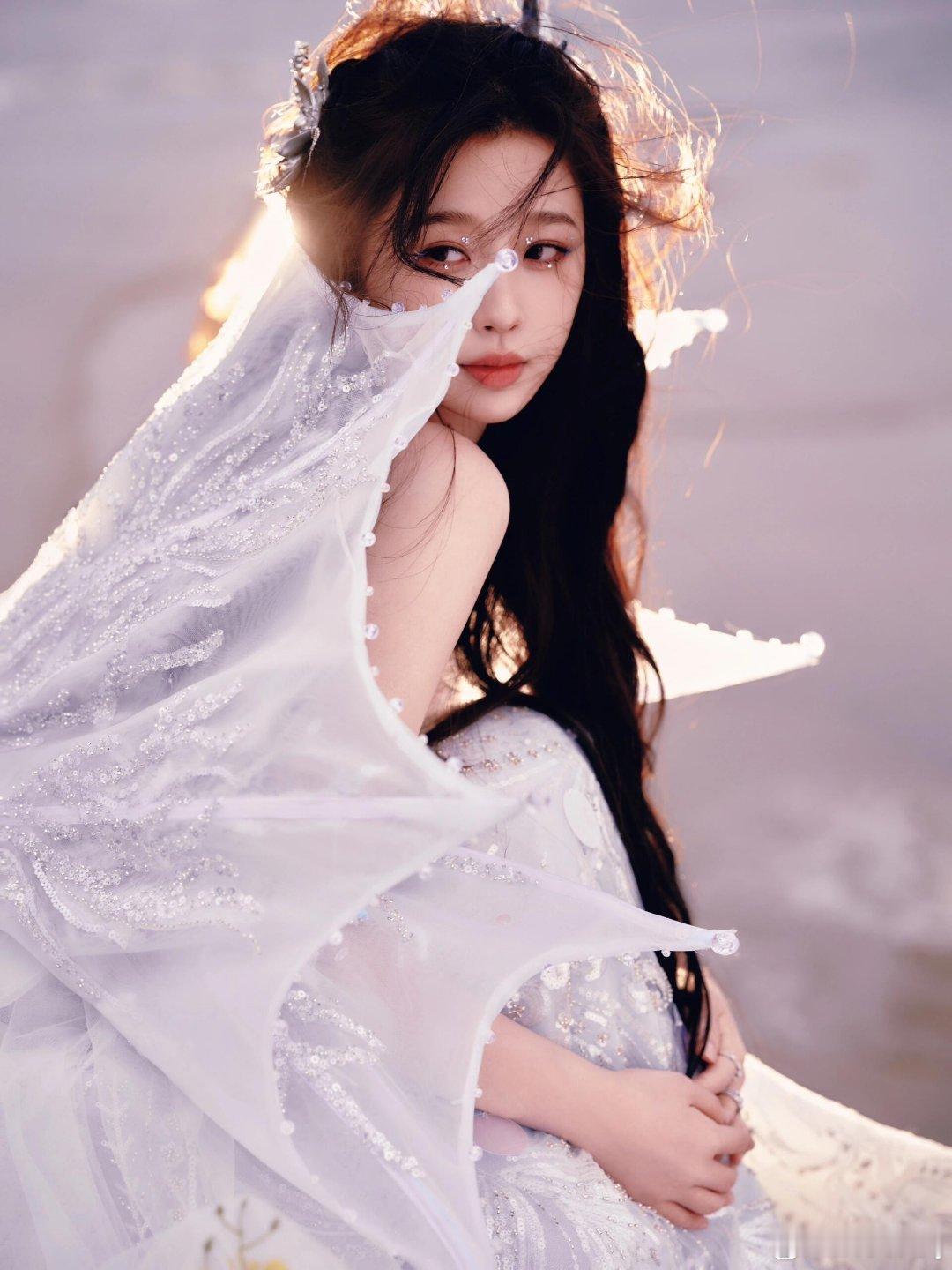 虞书欣海底精灵 美人“虞”在她的梦幻岛屿被浩瀚星河温柔笼罩，日月星芒倾洒而下，为