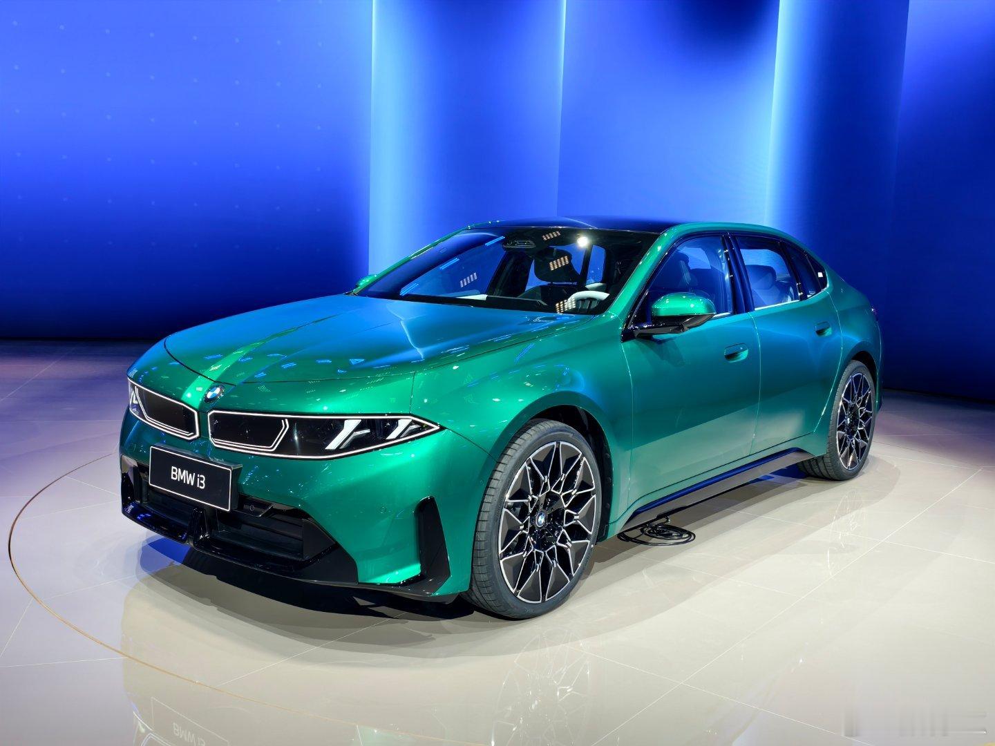 宝马展台人气王竟是TA在2026北京车展上，宝马带来了全新i3和iX3，以及i7