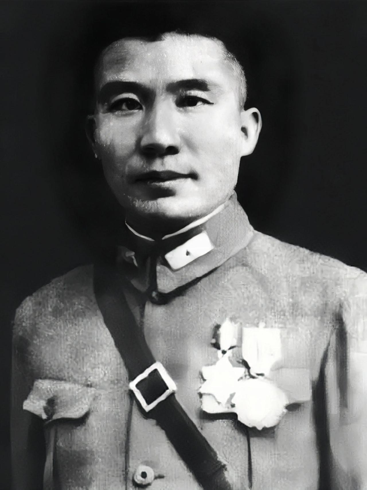 在济南战役战败突围前，王耀武在大明湖北极阁，召集下属讲话。他告诉大家，这是内战，