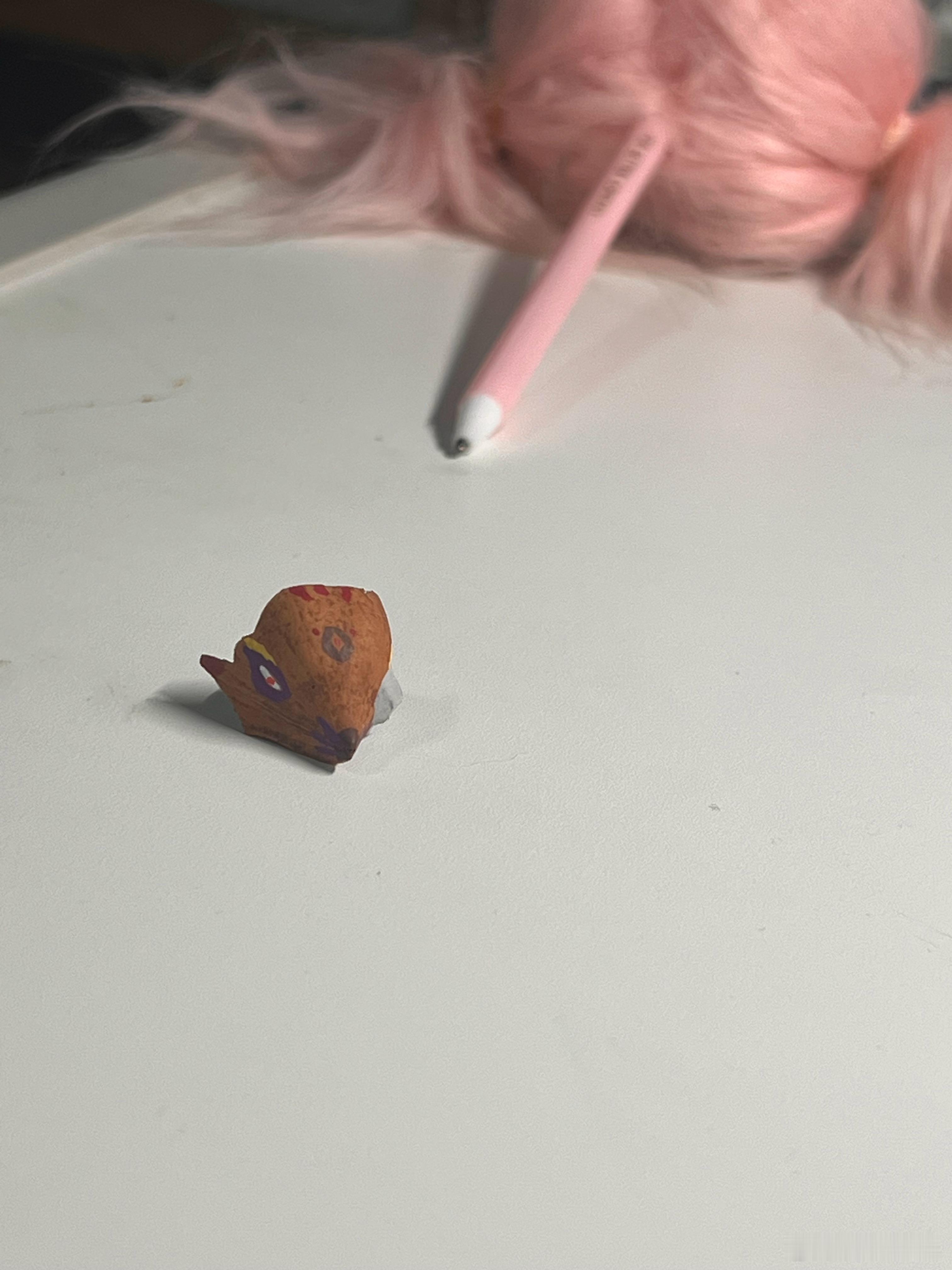 和闺女比赛，每个人在家里的垃圾桶里翻一个东西做小手工。我画的是个憨方块，娃用坚果