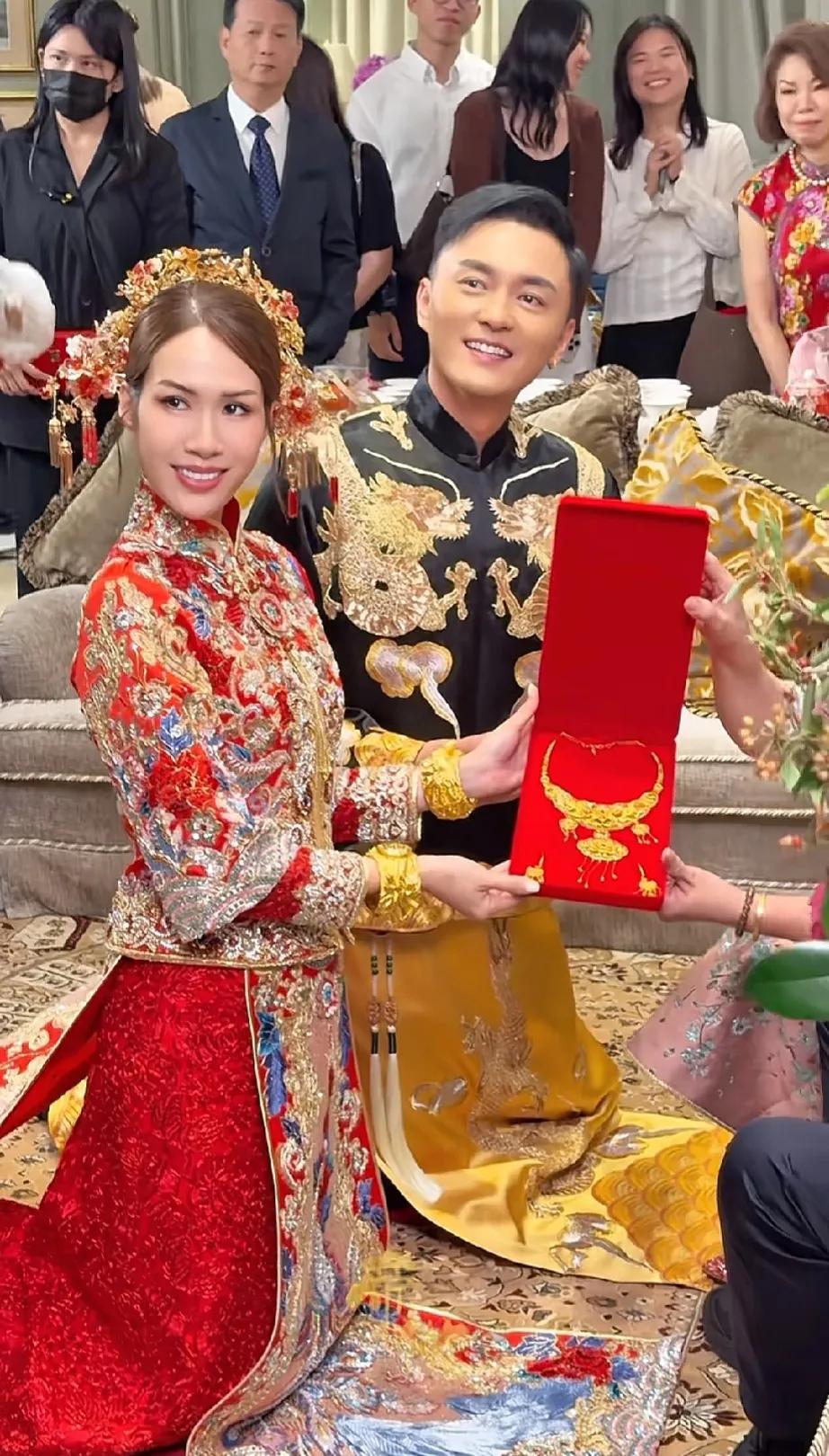 TVB知名情侣吉隆坡大婚，双双泪洒现场，穿中式礼服一身金器太贵气！
8月2日，4
