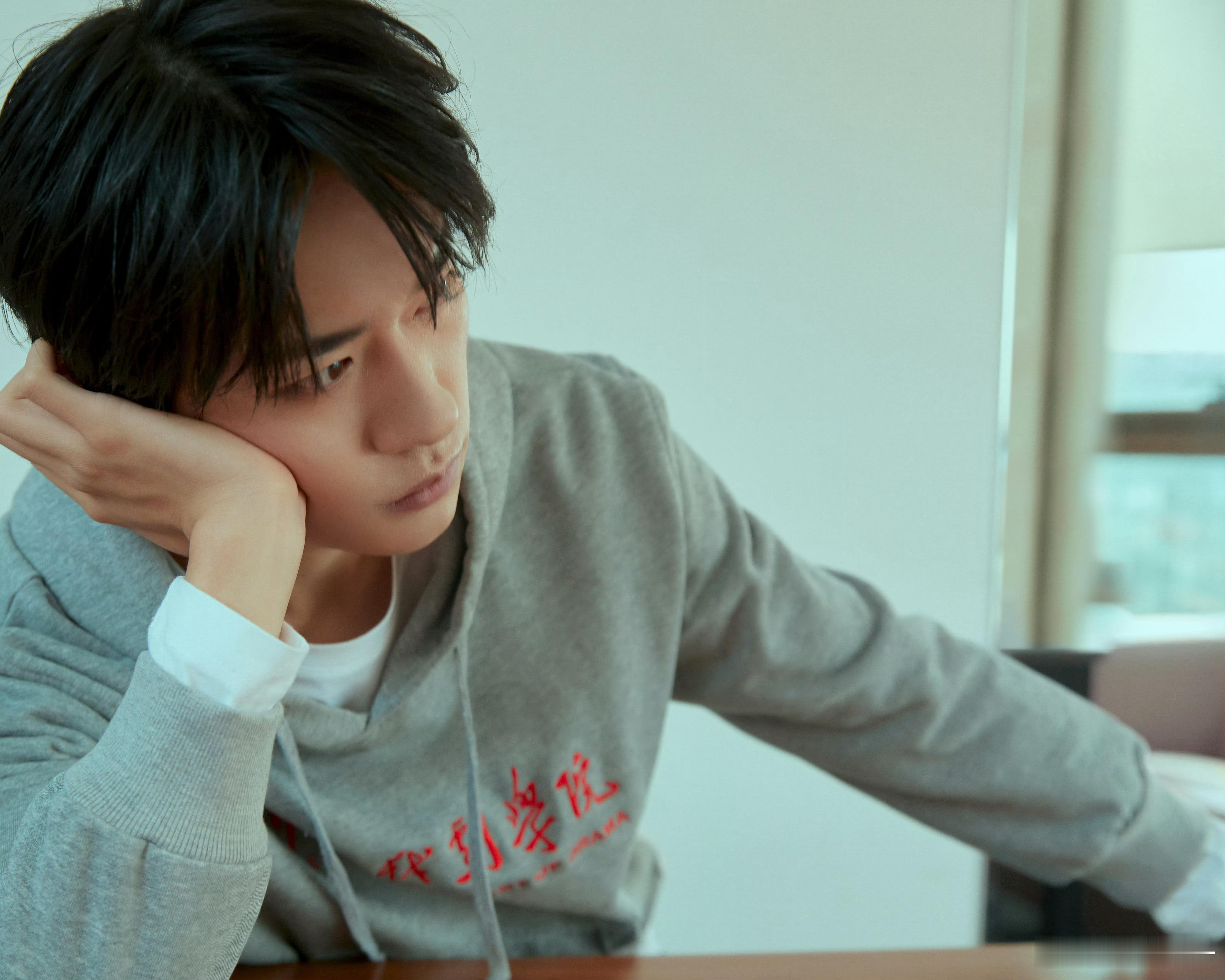 这套我哥哥咋这么帅，刚存