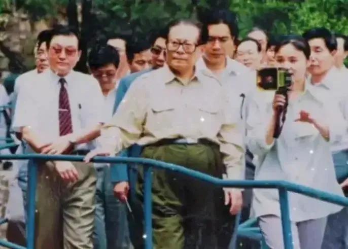1996年6月1日，江泽民在视察河南期间，到红旗渠风景区参观。

左一为时任河南