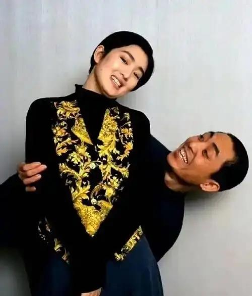 1995年，同居8年后， 巩俐向张艺谋说：“结婚吧，我给你生三四个孩子！”谁料，