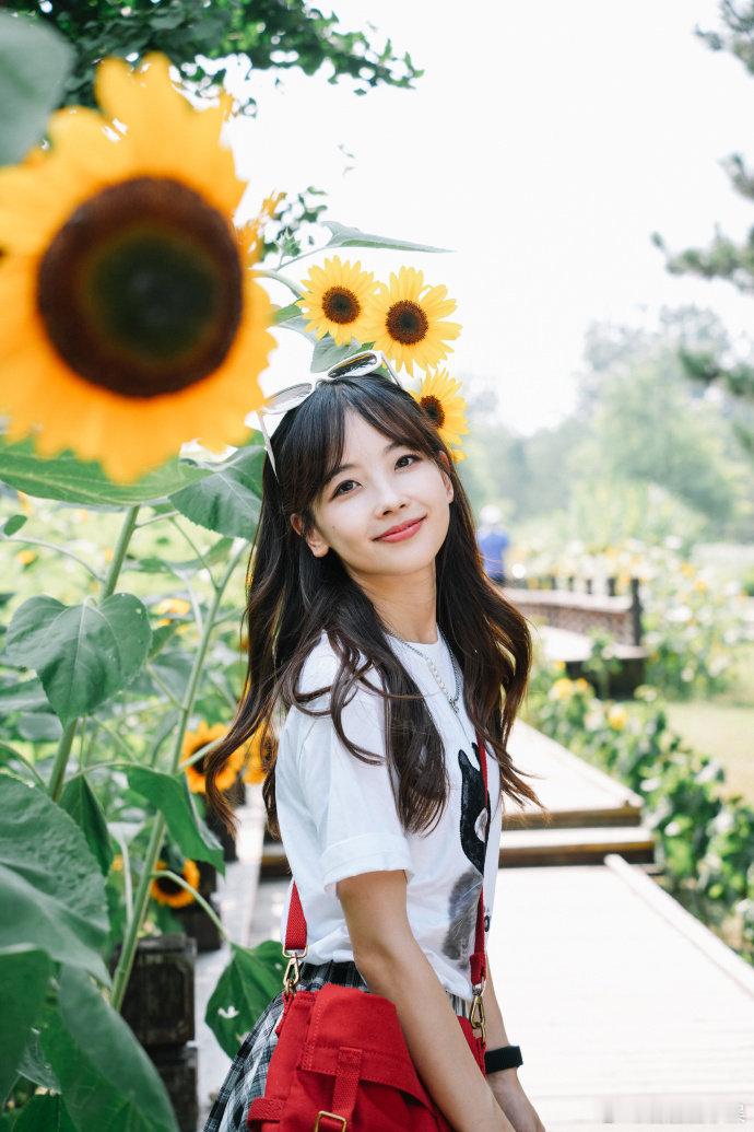 王冰冰带着明媚的笑容回来了 再次看到王冰冰温暖的笑容，有种老朋友重逢的亲切感 