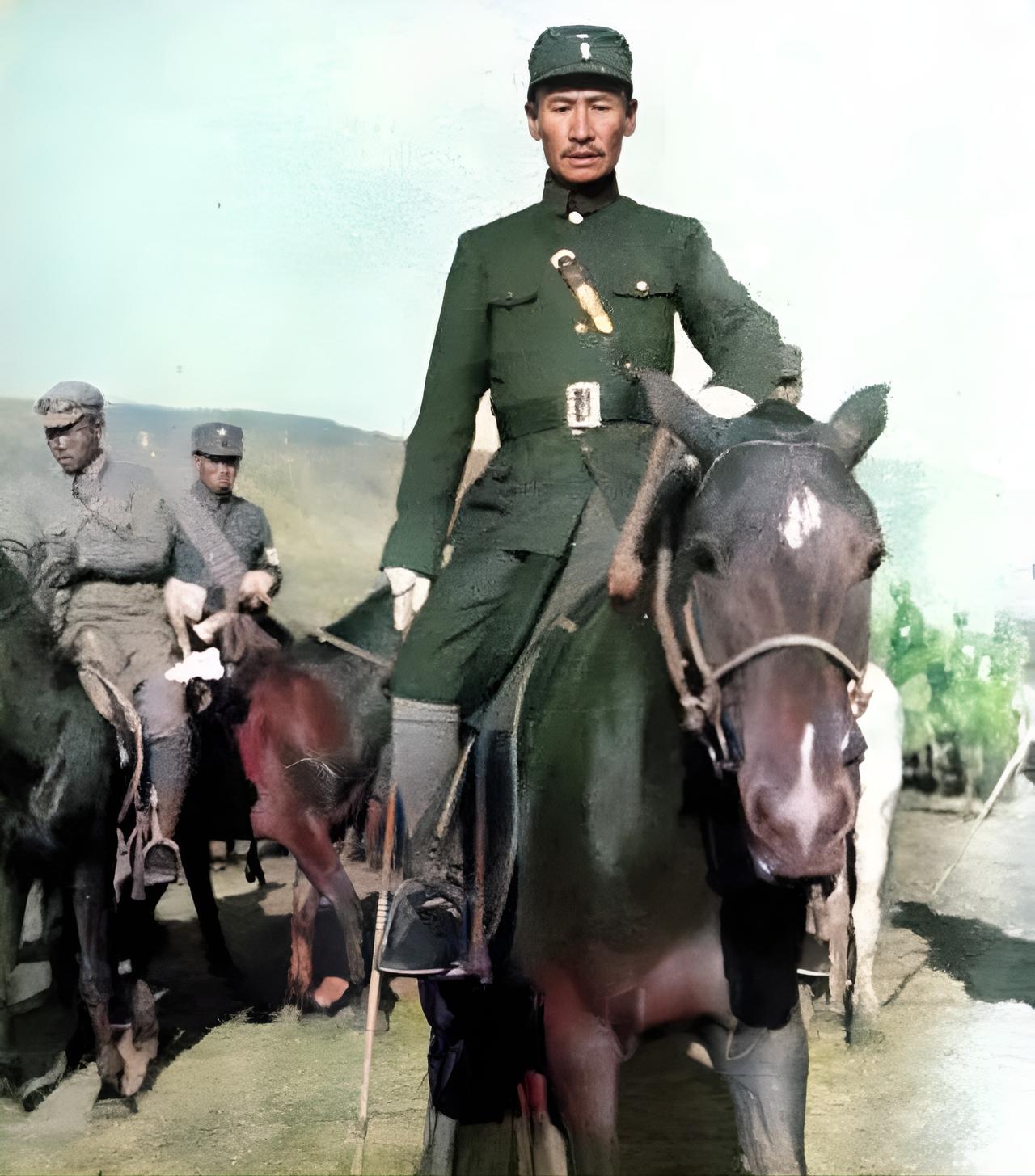 1932年，马占山宣布向日本投降，顿时国内上下骂声一片，然而在受降仪式上，马占山