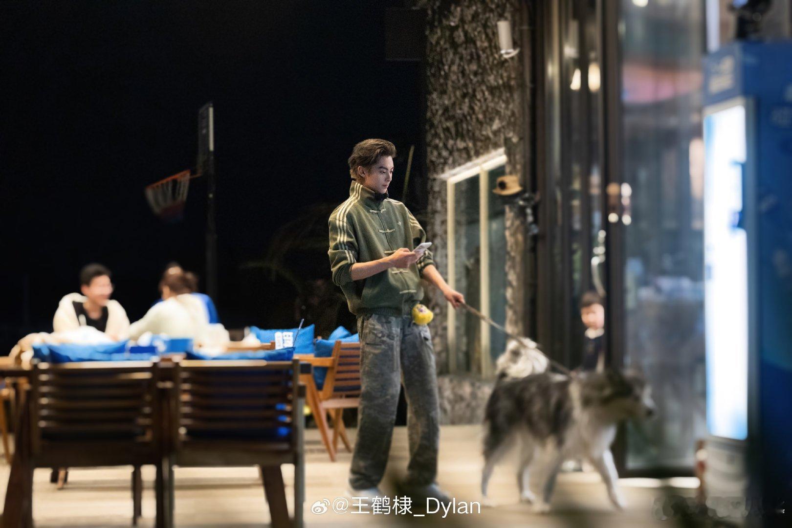 好像看到了王鹤棣当爸爸的样子谁能不被温柔带娃的王鹤棣戳中呀😆 擦汗换衣动作超熟