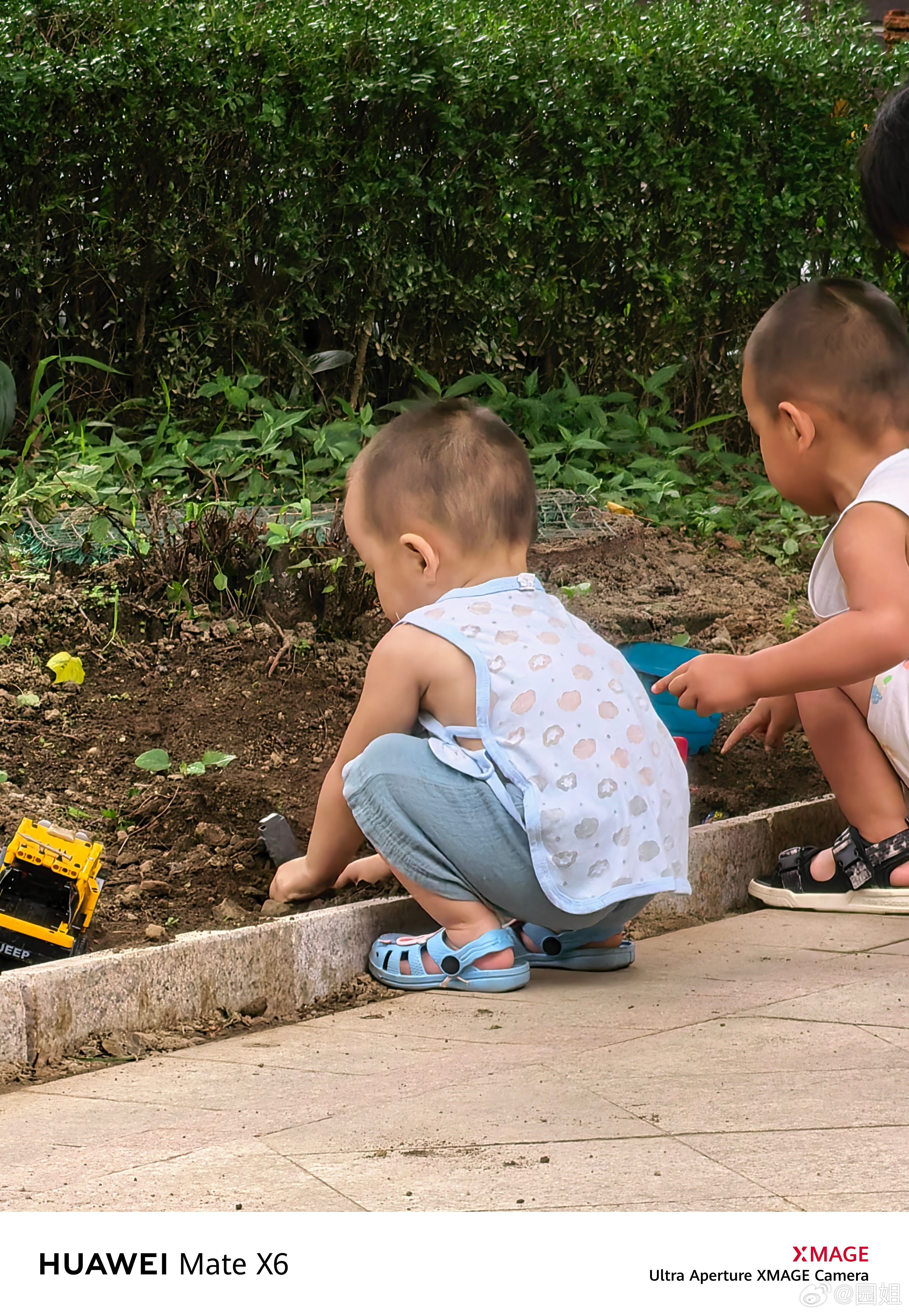 周末带娃，早上起来就在小区挖土玩，小孩子是不是都喜欢玩土[污] ​​​
