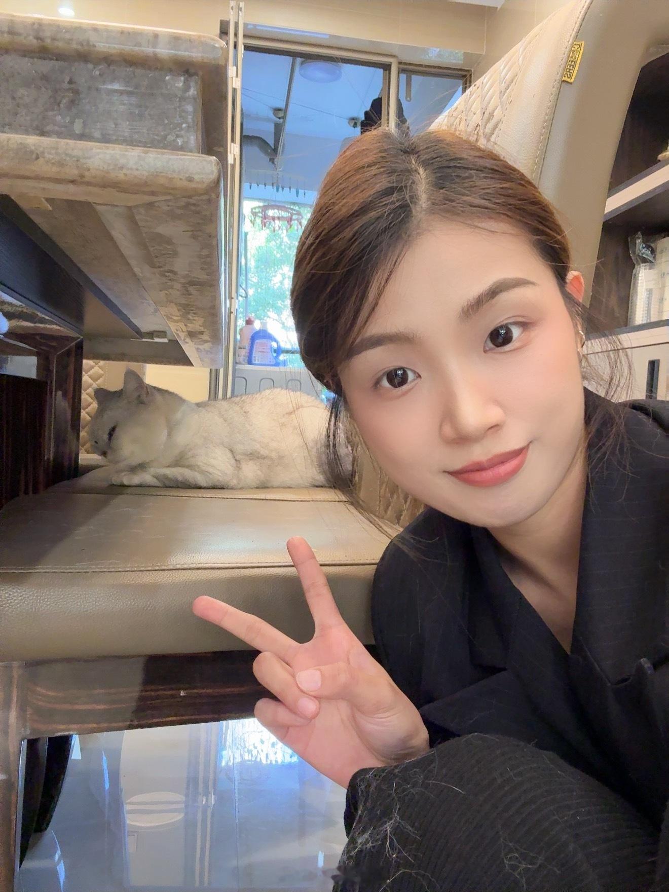 一天天不知道麻薯在想什么🐱每天除了吃睡就是玩阳台的花，拍照起来胖胖的，实际只有