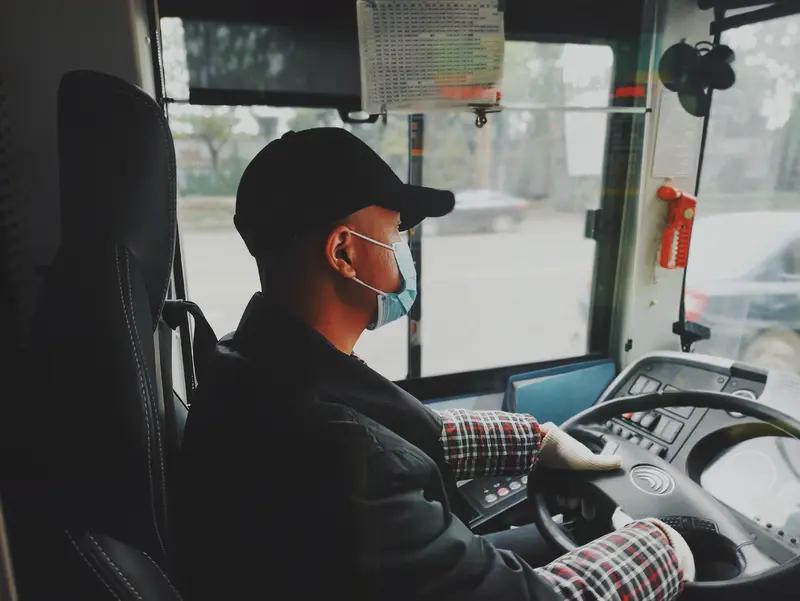 公交车上乘客遗落财物的事儿还挺常见，不过暖心的是，总有热心司乘接力归还。5月7号