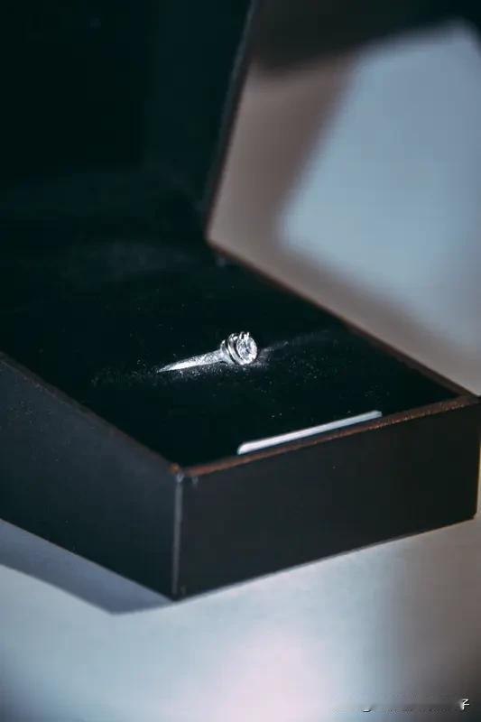 6年前3万6的钻戒现在只值四五百 钻石贬值太猛了！辽宁一女子2019年结婚时，老