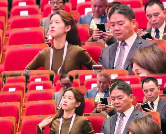 峰会上刘强东夫妇同框引热议。章泽天穿六千多连衣裙配爱马仕包，刘强东拿新款苹果手机