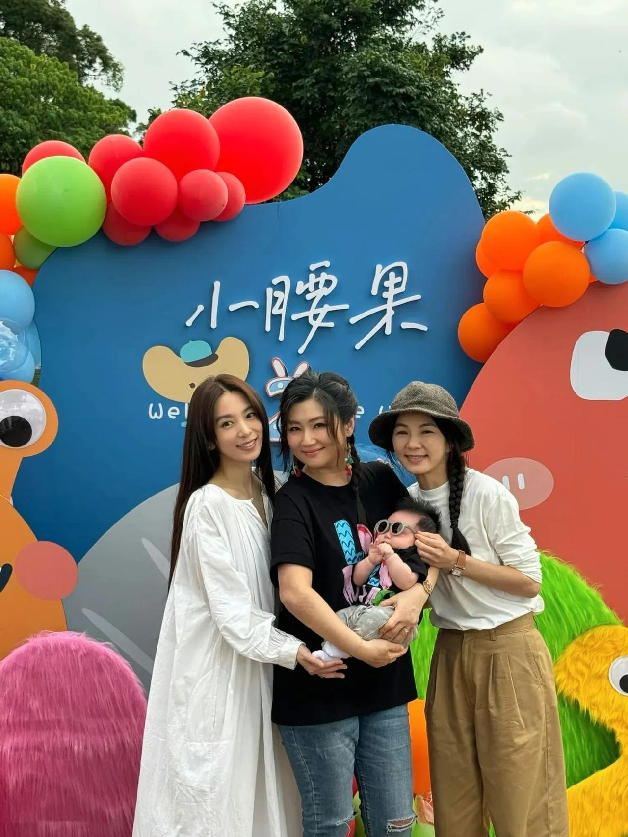 S.H.E又聚首，看了合照才明白，果然是不婚不育永葆青春！
差不多的年纪，生过娃