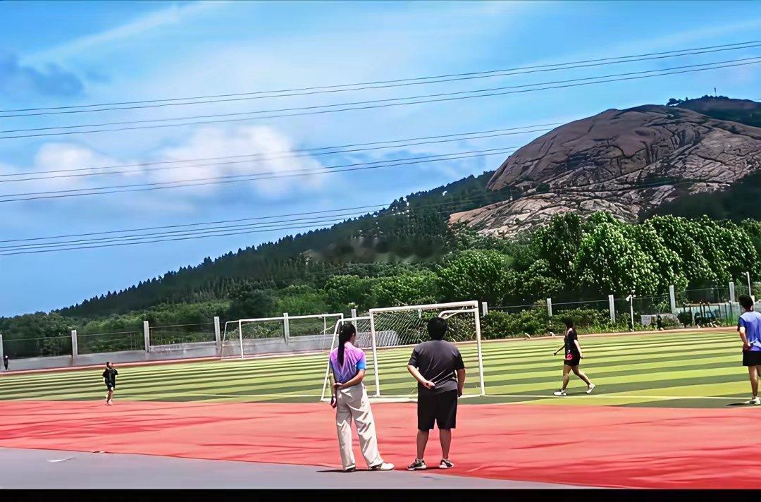 陈梦罚学员跑一万米训练大课不认真，集体罚跑一万米陈梦校长以身作则，一起陪跑 