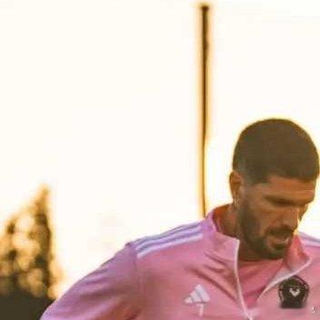 北京时间11月18日上午，迈阿密国际官方分享了球员们训练的照片，照片显示，梅西与