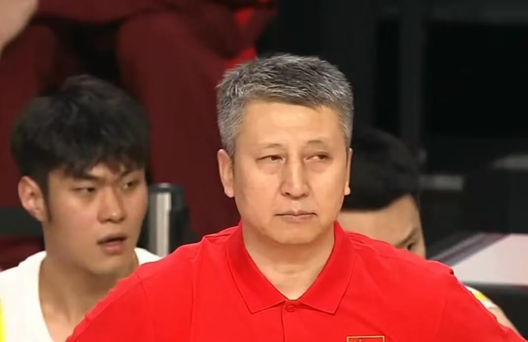 亚洲二流！中国男篮的断崖式下滑，归根结底是 “旧优势丧失，新体系未成”，昔日倚仗