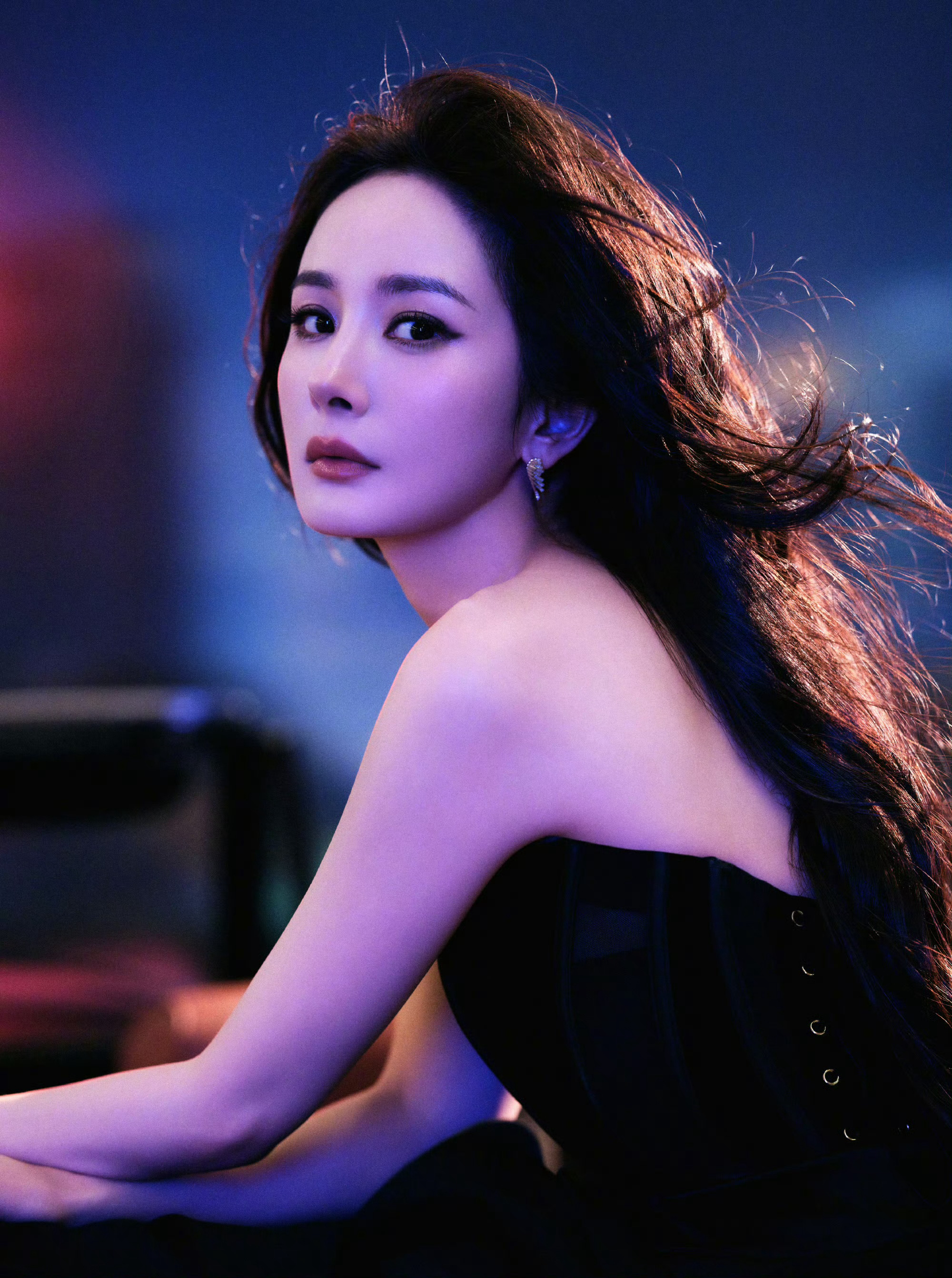 杨幂黑色抹胸辣妹杨幂这气场，太美了[给你小心心] ​​​