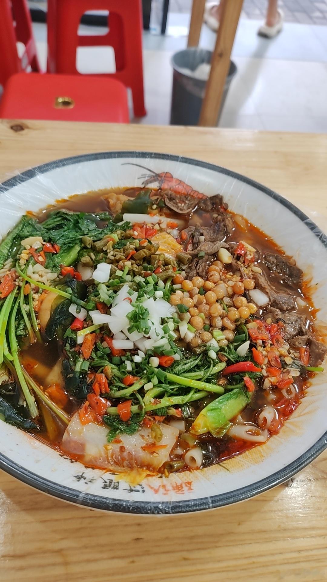 好饿啊～吃个麻辣烫吧！你们猜这盆多少米 