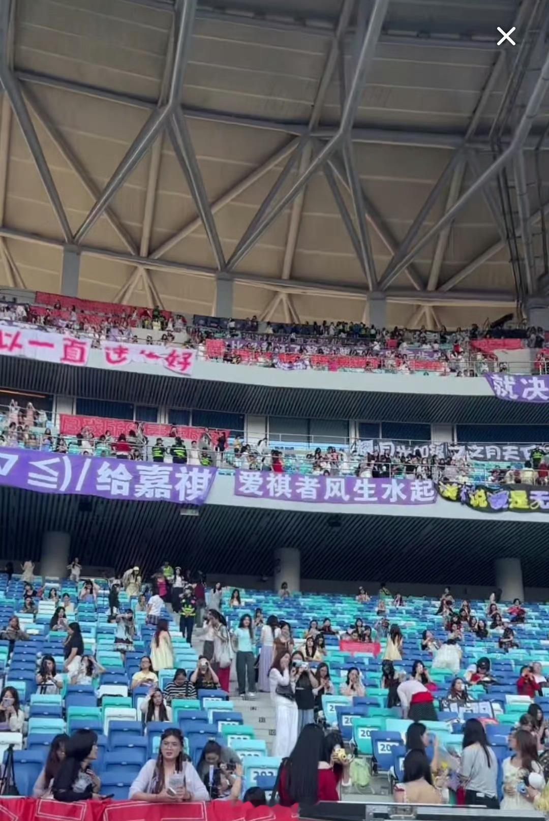 马嘉祺广州演唱会人气你在舞台发光，粉丝在人海点灯，这一刻双向奔赴具象化了✨ 