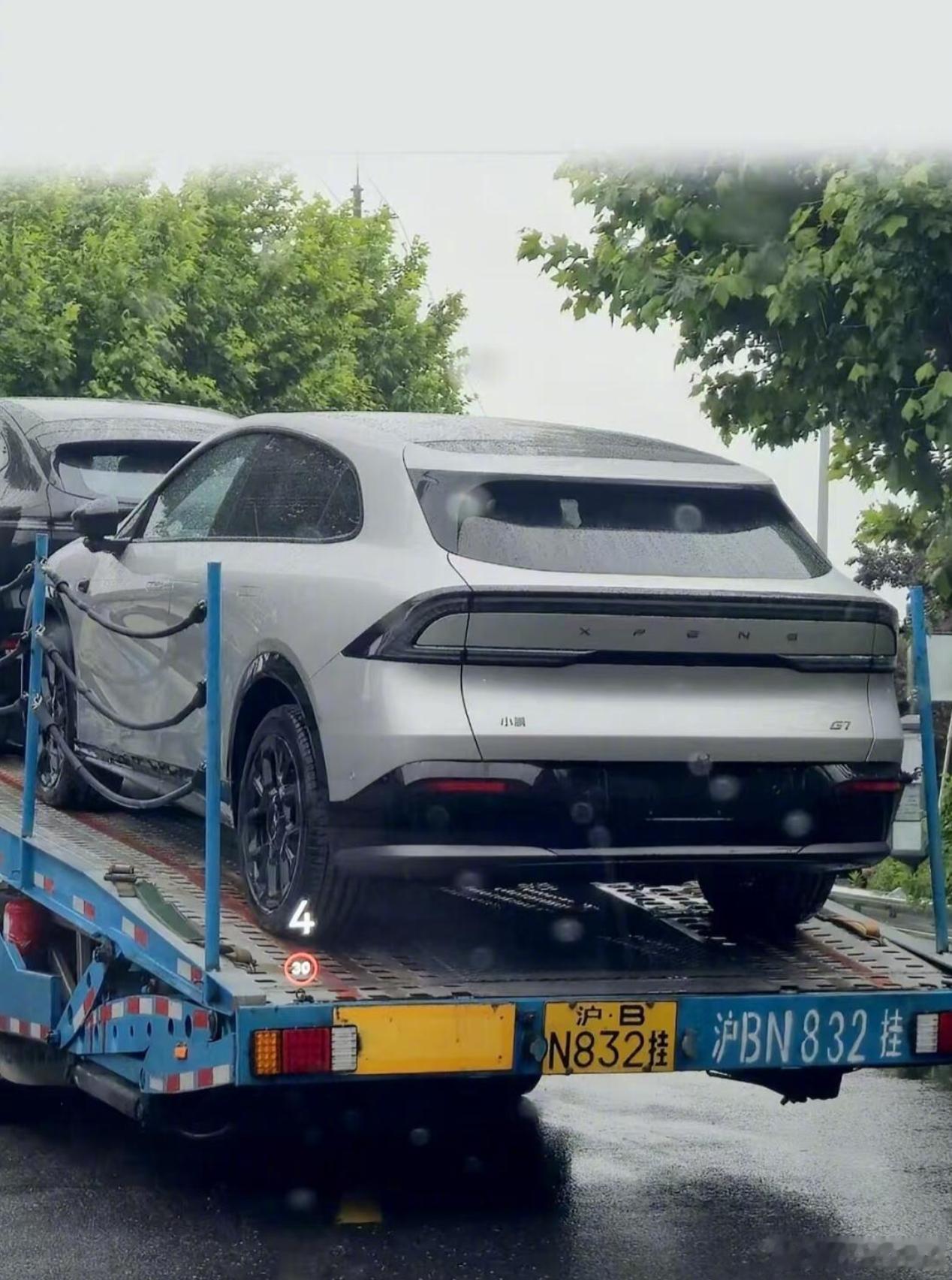 看样子小鹏 G7 已经开始往门店铺货了？小鹏 G6 的售价是 17.68-19.