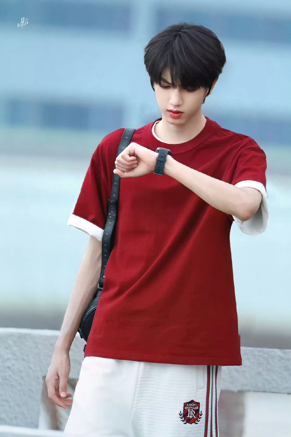 张桂源只做忠于热爱的自己张桂源顾晨阳捧花杀青照张桂源只做忠于热爱的自己，张桂源顾