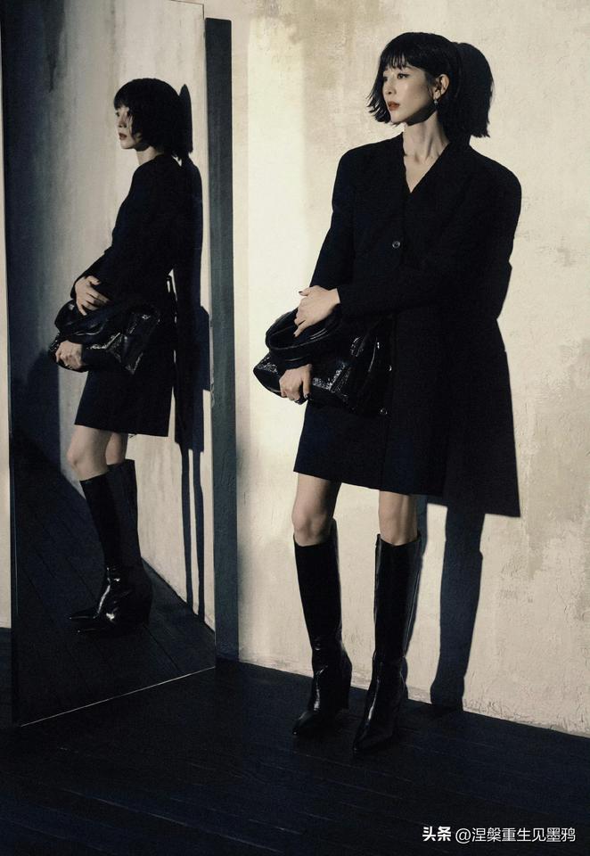 张钧甯以一身利落黑装闯入视线，仿佛暗夜中燃起的冷焰——凌厉，却又带着丝绸般的柔滑