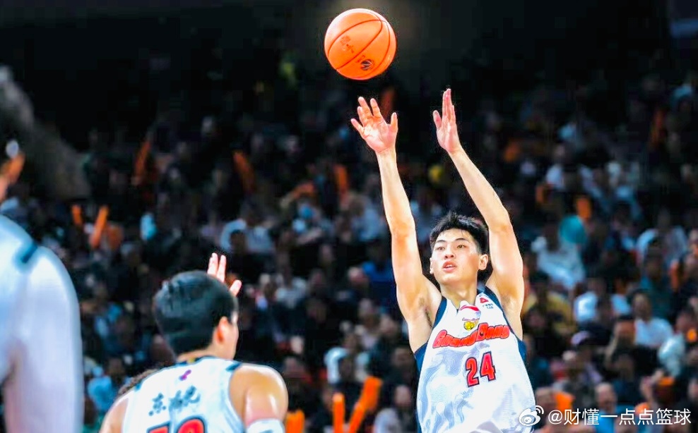 广东男篮近期战绩起伏，但崔永熙的强势复苏，成为了广东球迷们唯一欣慰的亮点！复出四