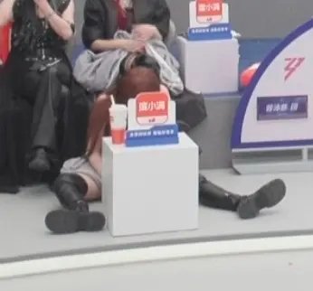 黄灿灿你在干什么 