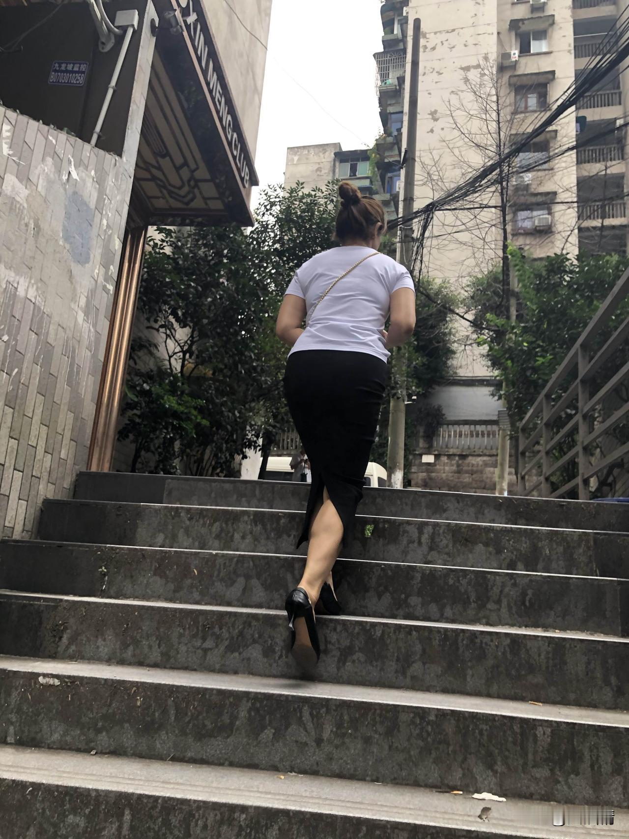 中年女人如何穿搭显高级,优雅?
中年女人穿长度80公分后开衩一步裙，藏着不动声色