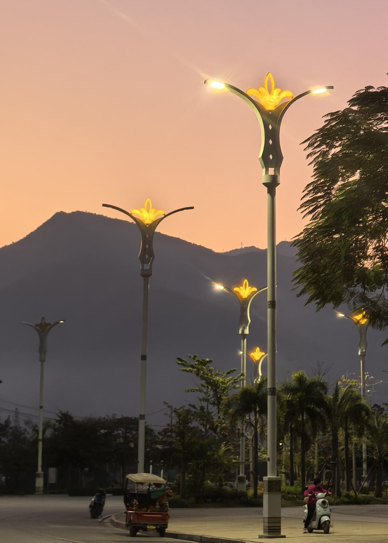 把自己活成一道光

泰戈尔说：把自己活成一道光，
因为你不知道，谁会凭借你的光，