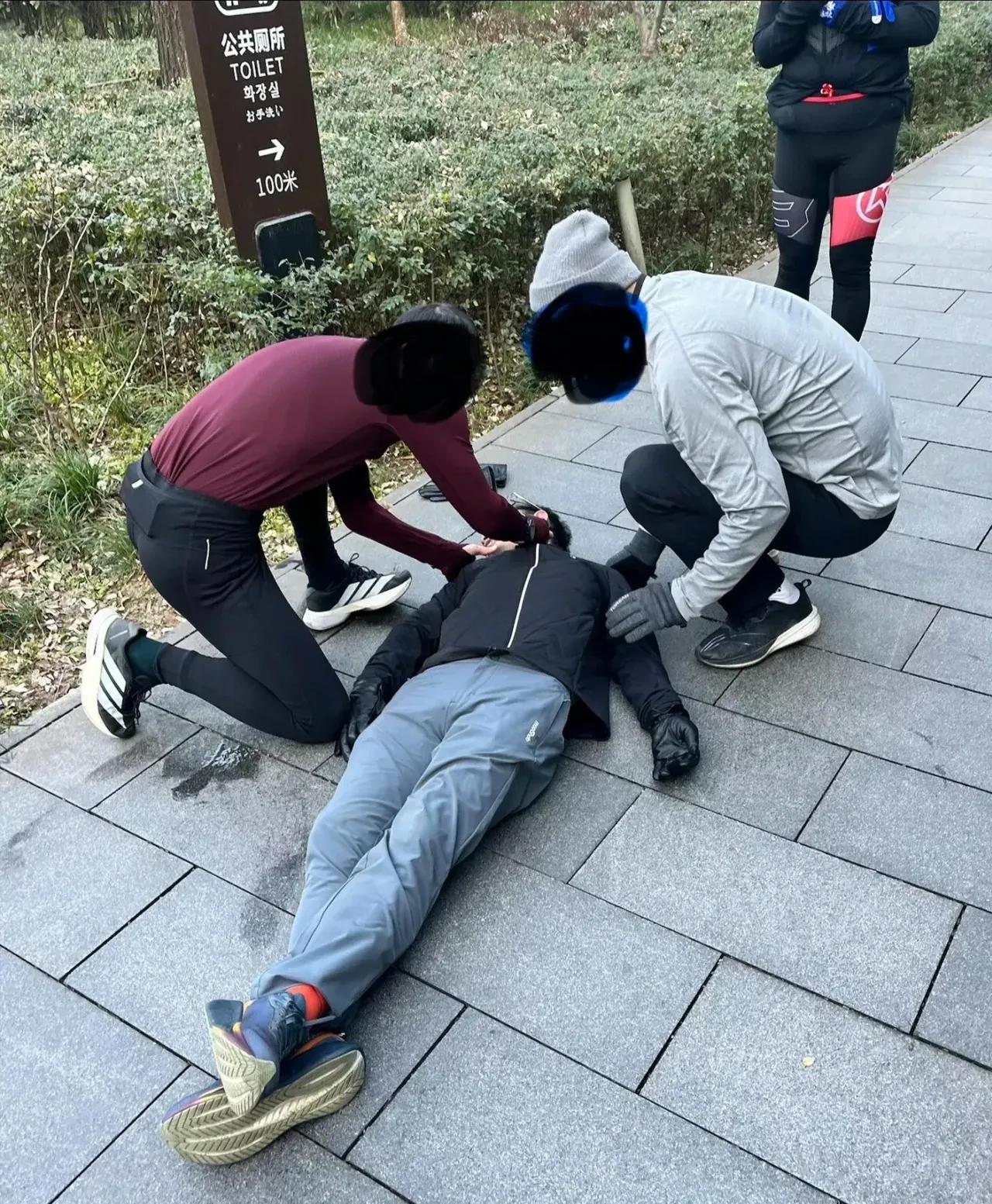 唐延路跑步意外！
冬天天冷，大家跑步还是量力而行吧。倒下的小伙估计是梗了，救护车