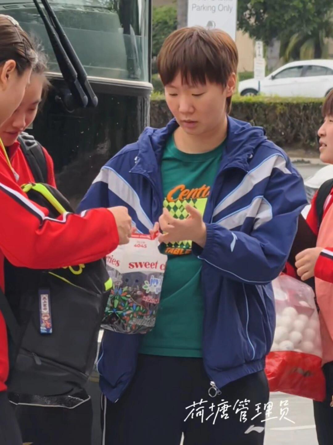 小伙伴一起下班了，曼昱手里一袋零食，分享的快乐，训练和快乐两不误！
王曼昱很喜欢