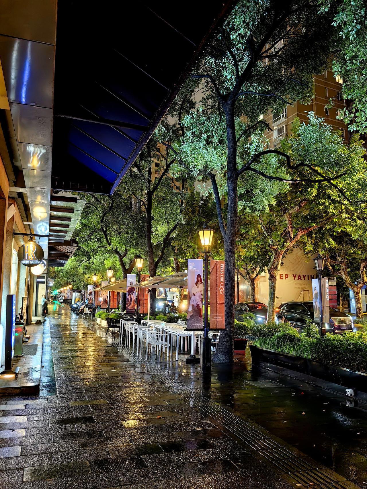 下班回到小区，晚归的路灯昏黄

我推开门，暖香裹着热气的米饭扑面而来

她坐在沙