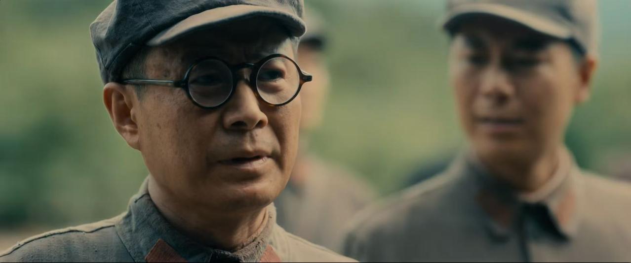 《伟大的长征》里面拍的红军强渡大渡河这场戏，真的看得人热血沸腾！

只有一艘船，