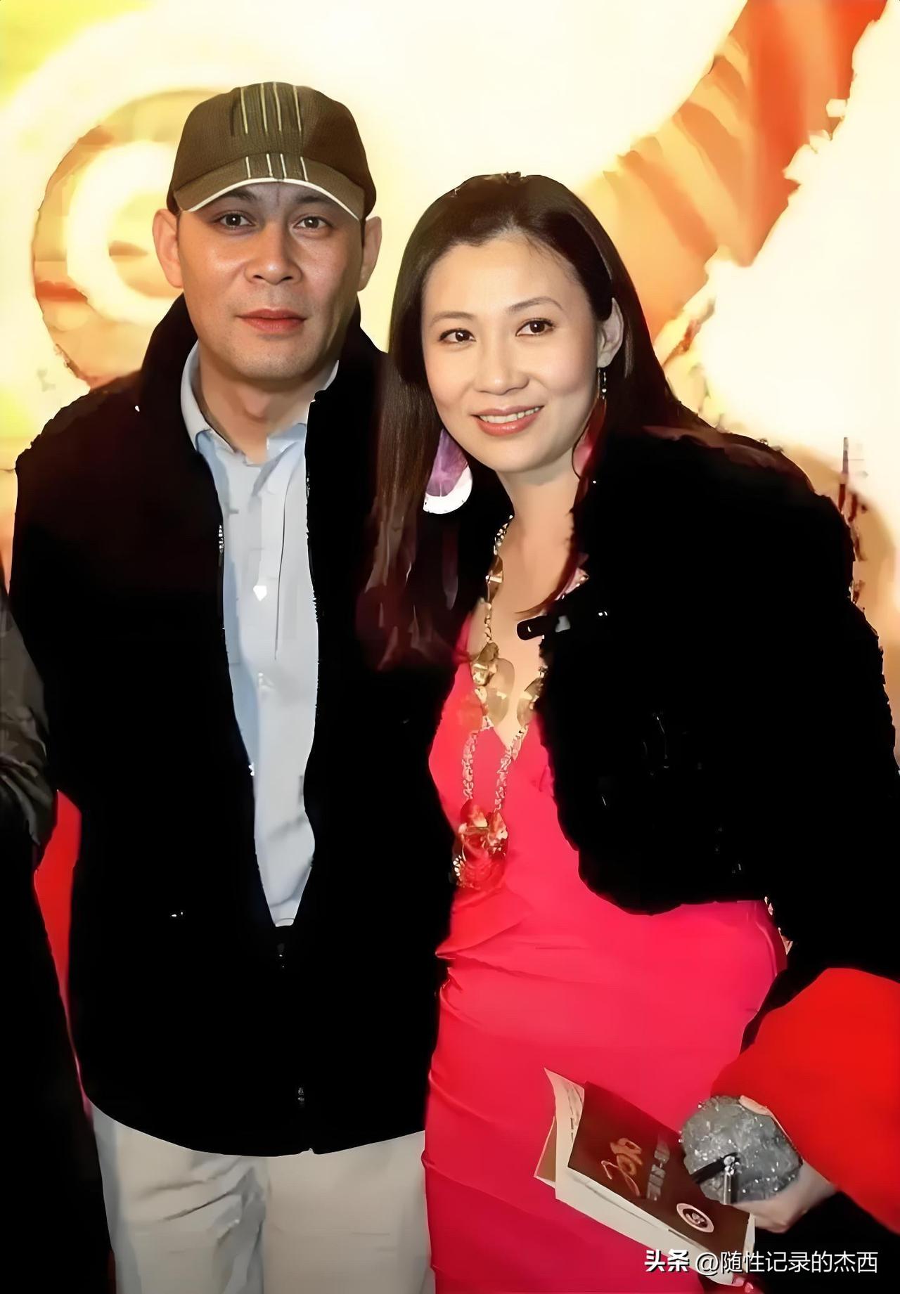 张光北的老婆这一身打扮就让人看着很舒服，所以说女人老了之后不一定要穿那种裸露的衣