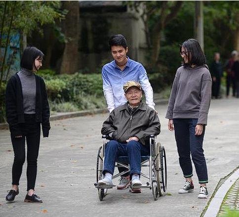 在广东广宁，大爷的老伴带着儿女移民后，他便让一名36岁的工厂女保洁员每天到其别墅