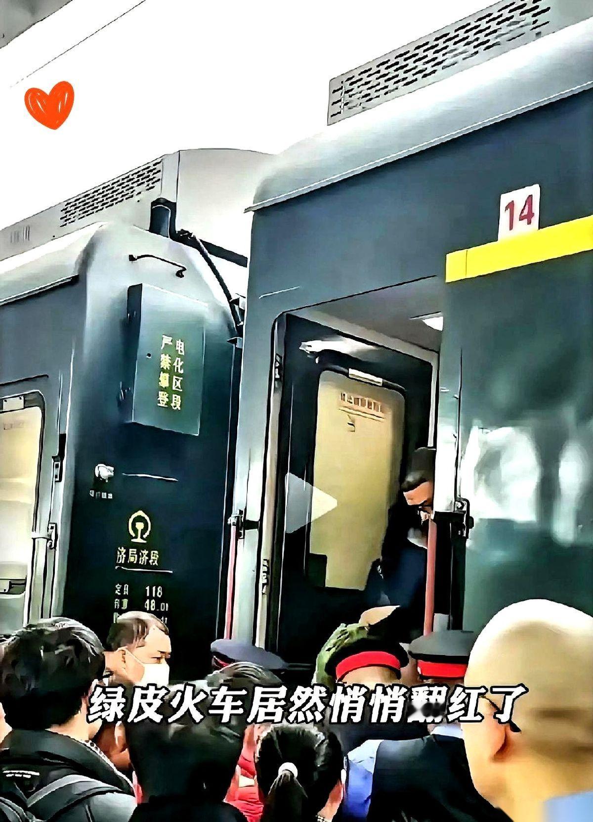 绿皮火车突然杀回来了。
别跟我扯什么怀旧，这纯粹是一道算术题。
高铁600块，6