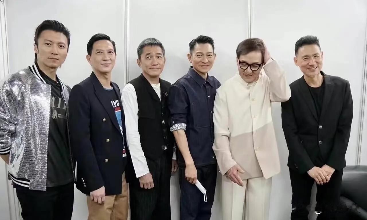 港圈明星大咖合影，看他们都有点紧张的感觉！手足无措的样子啊！好像除了张学友，哪个