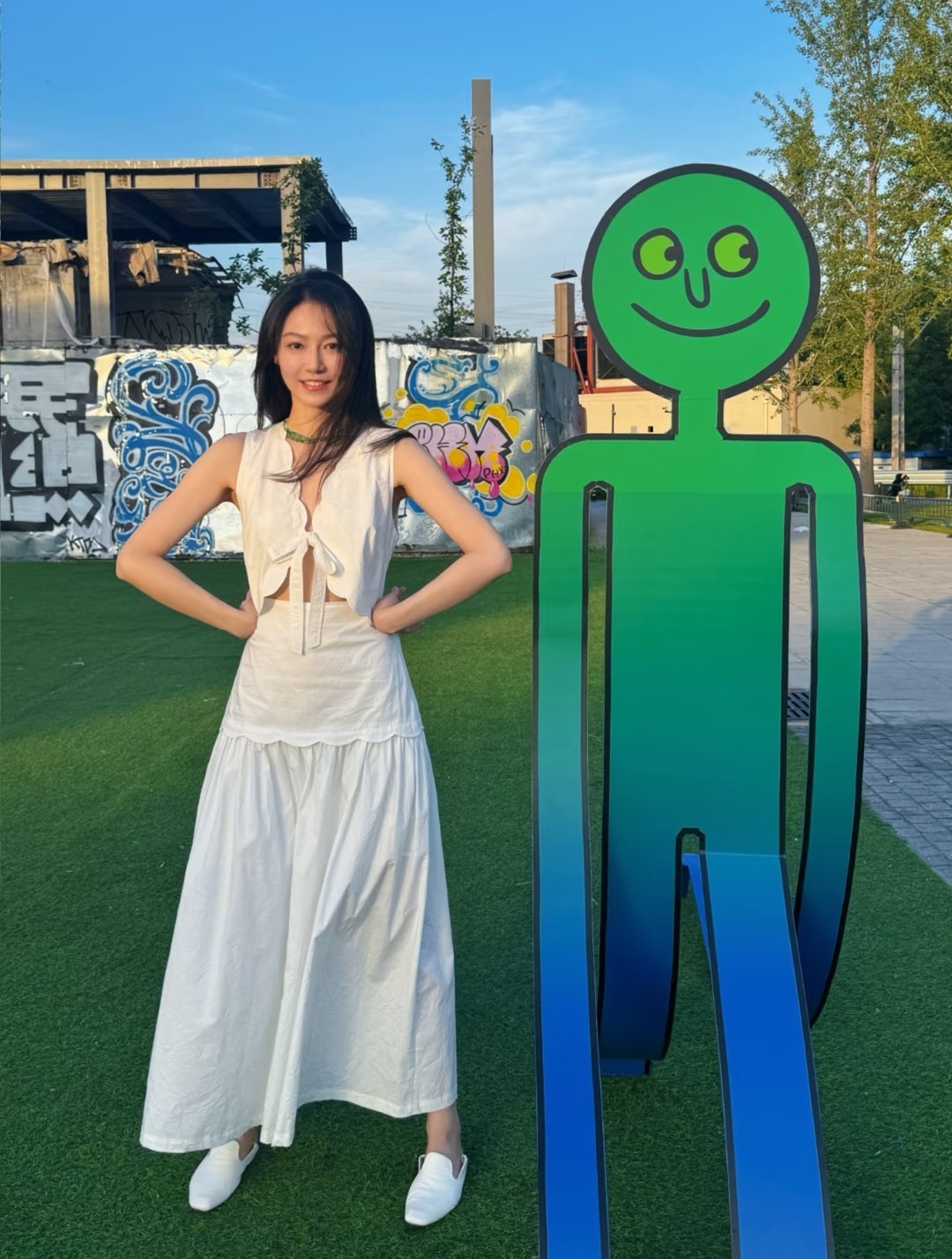 黄梦莹分享了一些户外美照～“日常碎片，在幸福的夏天里折个角最近难得的好天气，出门