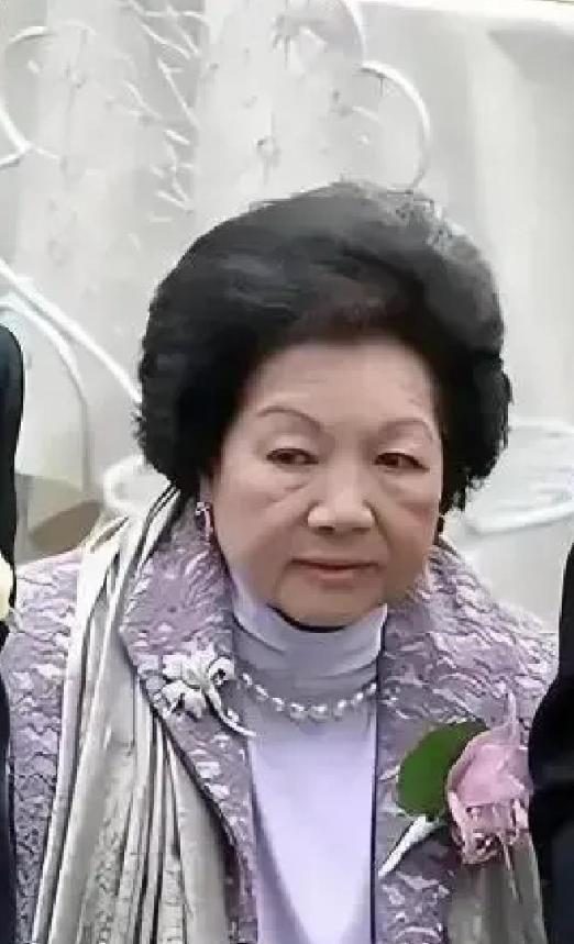 1960年，霍英东要迎娶离婚且带着一个儿子的冯坚妮。原配吕燕妮没有反对，只是提了