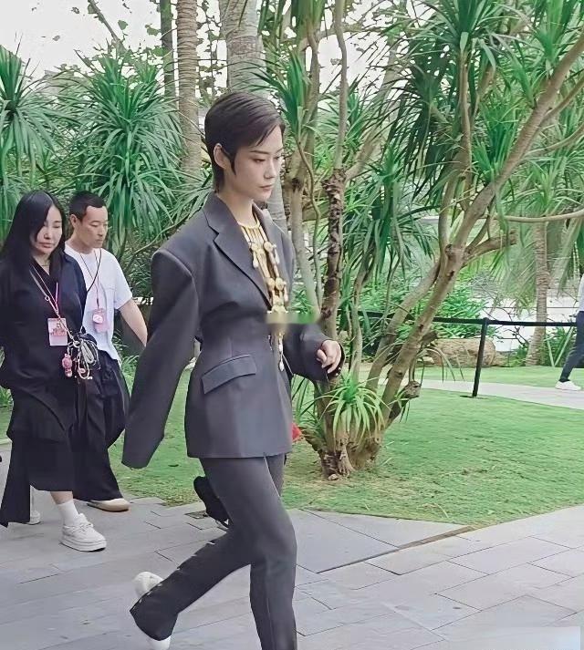 这个穿西装的居然是李宇春 