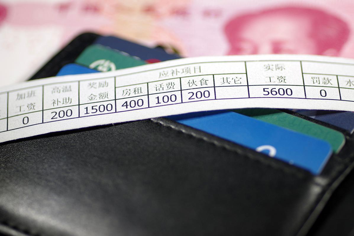 给员工发1万块工资，公司还得先向国家缴纳5000多元社保；政府全年财政总预算的一